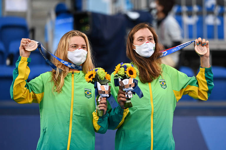 Luisa Stefani sofre lesão e abandona semi do US Open em cadeira de rodas