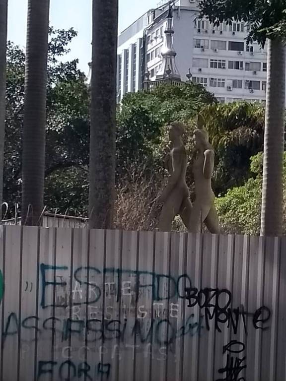 Monumento à Juventude Brasileira, no jardim do Palácio Capanema, em reforma desde 2014