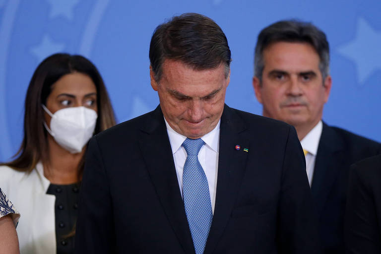 O presidente Jair Bolsonaro durante cerimônia no Palácio do Planalto; ao fundo, os ministros Flávia Arruda (Secretaria de Governo) e Ciro Nogueira (Casa Civil)