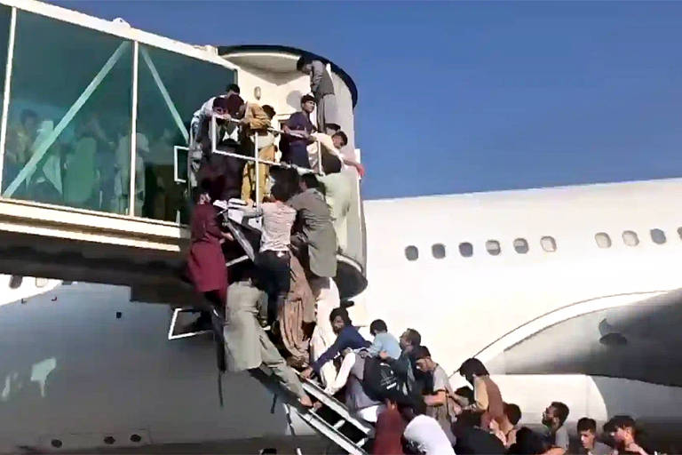 Milhares de pessoas invadiram a pista no aeroporto internacional de Cabul para tentar entrar em aviões e deixar o Afeganistão após a tomada de poder pelo Talibã
