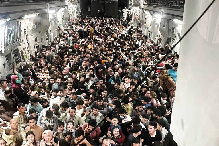 Avião militar para 100 passageiros decolou do Afeganistão com mais de 600 a bordo