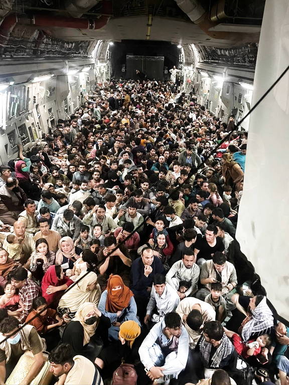 Cerca de 640 afegãos foram evacuados em avião militar americano para o Qatar