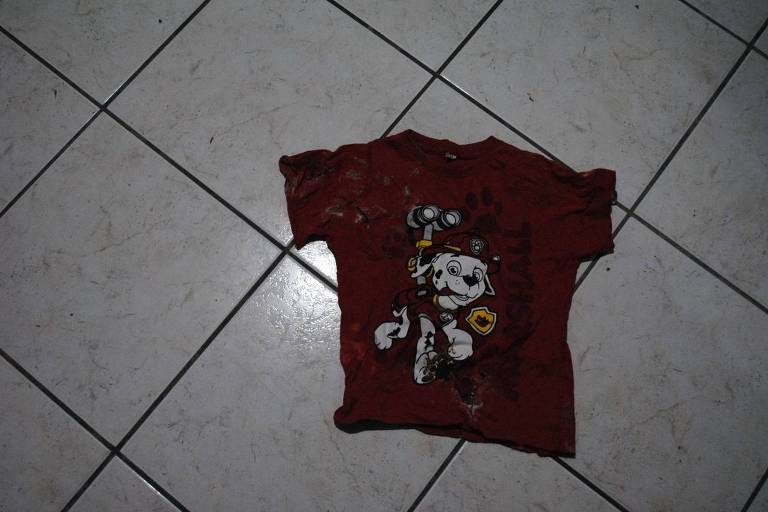 Camiseta encontrada em casa que menino vivia com a mãe, em Imbé (RS), tem sangue da criança, segundo laudos
