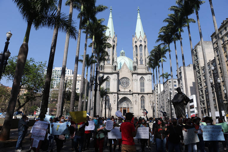 Protesto das famílias começou na Igreja da Sé, na região central da cidade de São Paulo