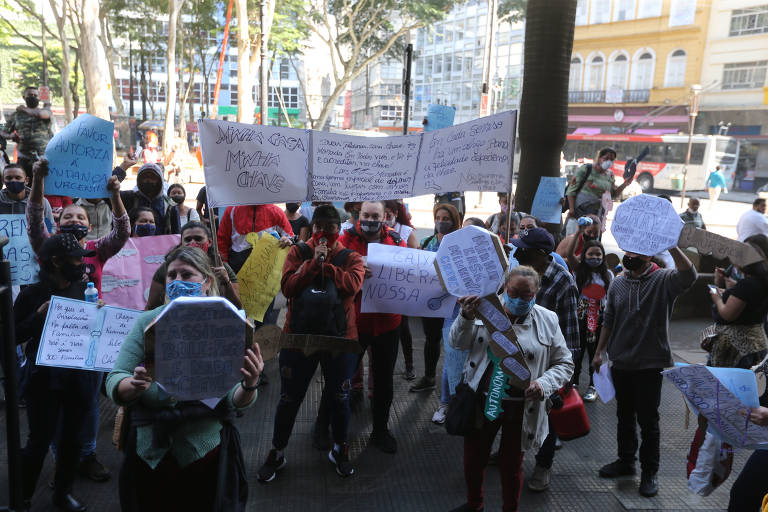 Famílias de ex-moradores da Comunidade da Quaresma Delgado, no Jardim São Rafael (zona leste da cidade de São Paulo), protestam em frente à Caixa Econômica Federal da Praça da Sé (região central), por entrega de apartamentos em conjunto habitacional