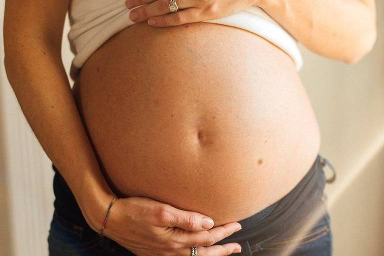 Imagem em close mostra a barriga de uma mulher grávida
