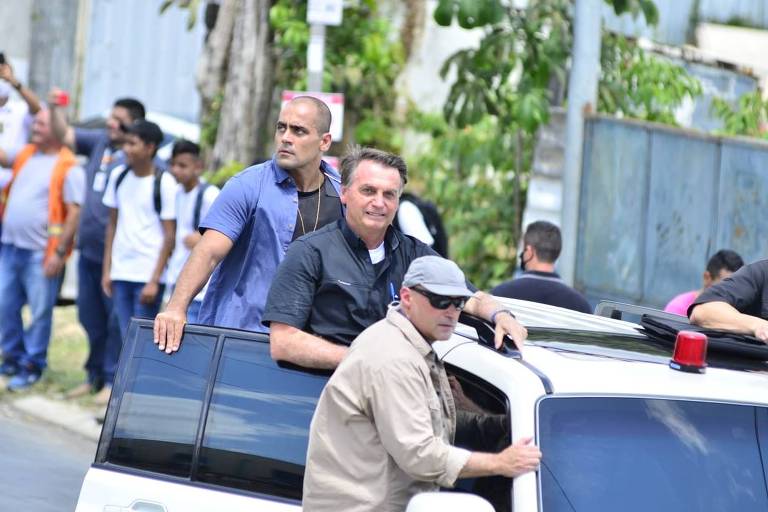 Presidente Jair Bolsonaro cumprimenta populares em Manaus (AM), onde compareceu para a cerimônia de Entrega do Módulo B do Residencial Cidadão Manauara II