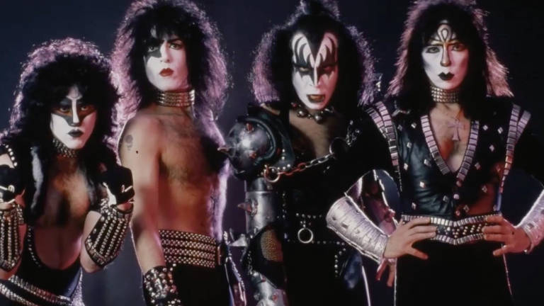 KISS interrompe show em festival em Manaus após Gene Simmons passar mal com  forte calor e umidade