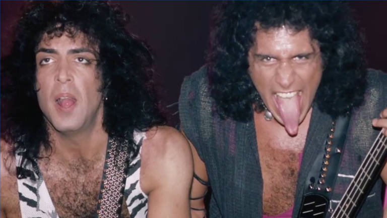 VÍDEO: Baixista do Kiss passa mal com o calor e interrompe show