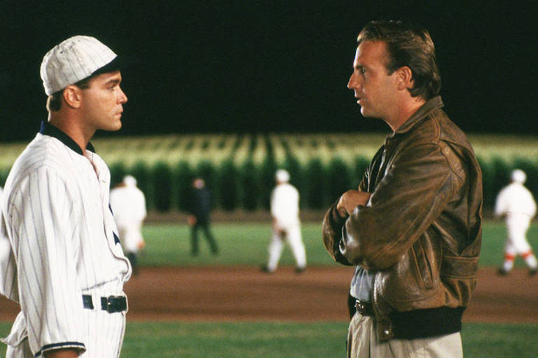 Kevin Costner (dir.) e Ray Liotta (esq.) em cena do filme 'Campo dos Sonhos'