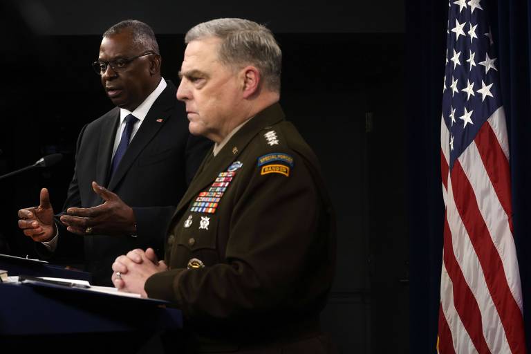 O secretário de Defesa dos EUA, Lloyd Austin (à esq.), e o general Mark Milley em entrevista coletiva em Arlington sobre a situação do Afeganistão