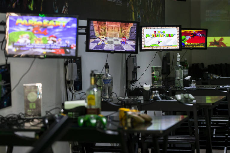 Mesas com videogames do Good Game e-Sports Bar