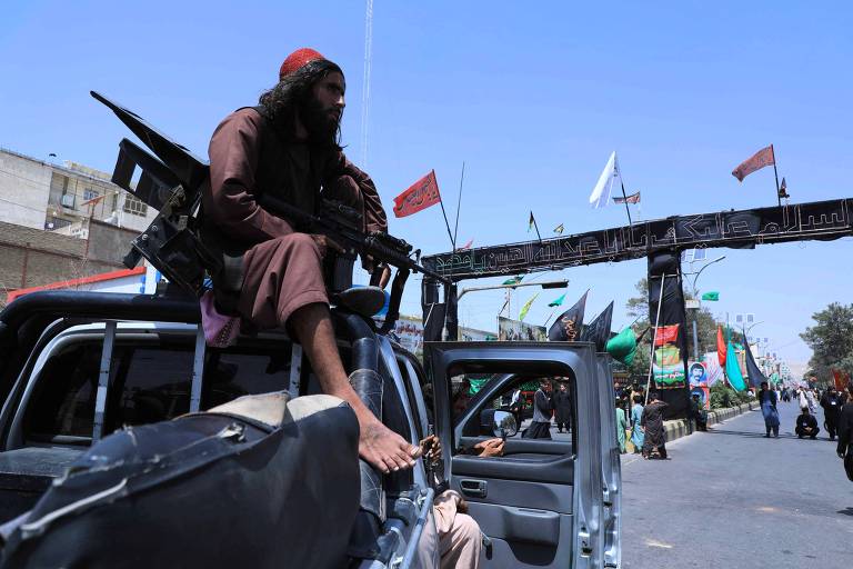 Armado, combatente do talibã supervisiona procissão em Herat, no Afeganistão