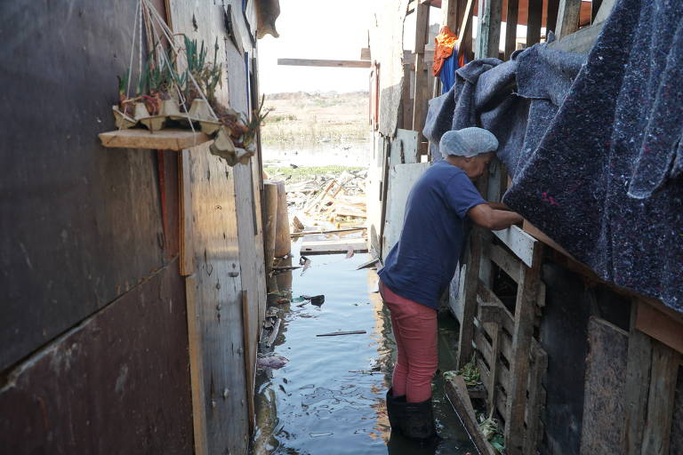 Alagamento atinge favela em Carapicuíba