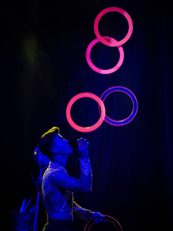 O malabarista Cauã Freitas,18, em sua apresentação no Circo Moscou, em Itaquera.