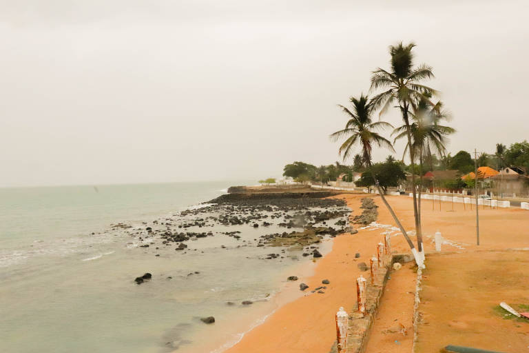 Orla de Ana Chaves, na cidade de São Tomé, capital do arquipélago de São Tomé e Príncipe, banhado pelo Atlântico