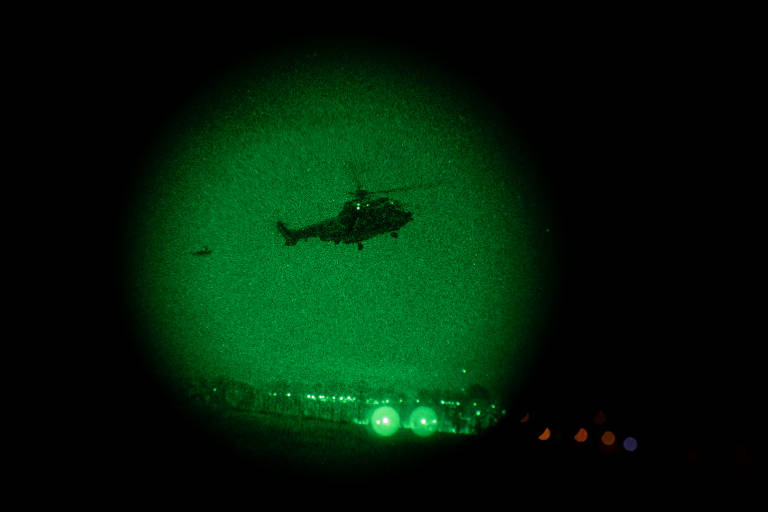 Foto feita através do OVN (equipamento utilizado para visão noturna), em treinamento de Militares da aviação da Marinha, do Exército e da Aeronáutica, mostra helicóptero
