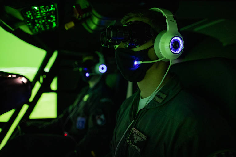 Nessa etapa, os militares treinam incursão aero móvel noturna, no contexto de uma situação tática preestabelecida em ambiente simulado de conflito