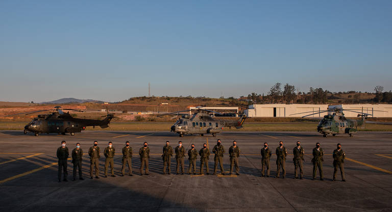  Militares da aviação da Marinha, do Exército e da Aeronáutica posam para foto na frente dos helicópteros H-225M, que foi utilizado para treinamento de condução de helicópteros em voo noturno