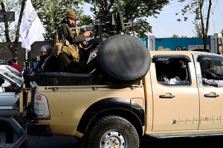 Combatentes do Talibã circulam armados em Cabul