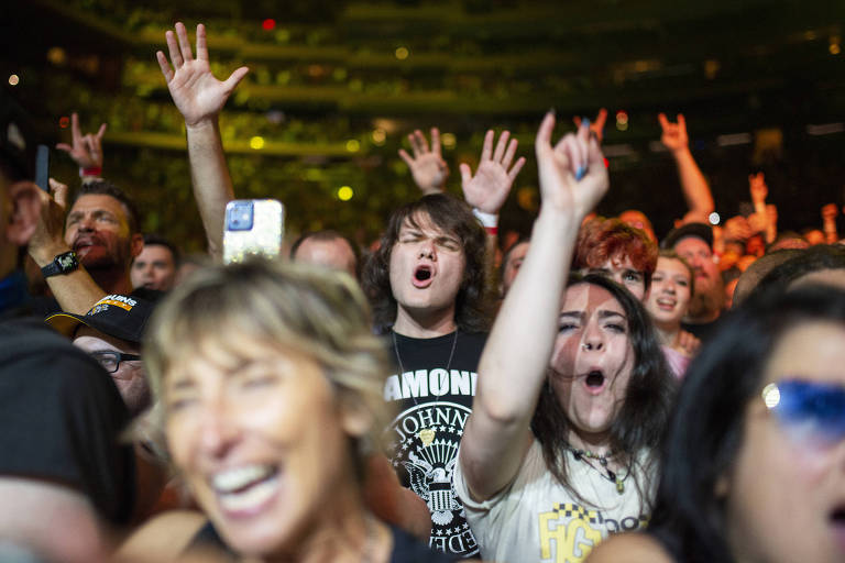 Público do Foo Fighters no show-teste que reuniu 15 mil no Madison Square Garden (NY) e exigiu prova de vacina