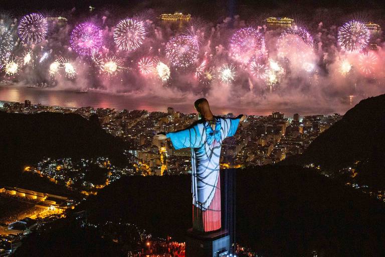 Imagem aérea tomada por trás da estátua do Cristo Redentor e do morro do Corcovado mostra a queima de fogos durante a festa de Réveillon de 2020, na praia de Copacabana