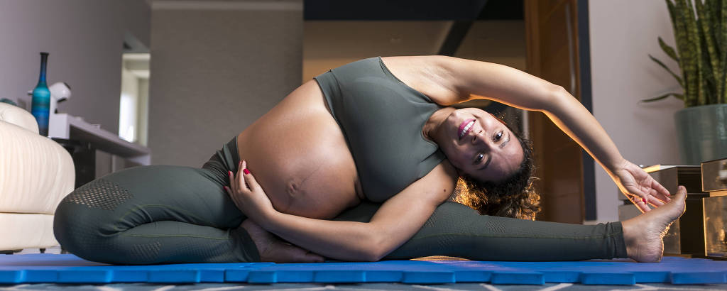 Mulher grávida praticando Yoga
