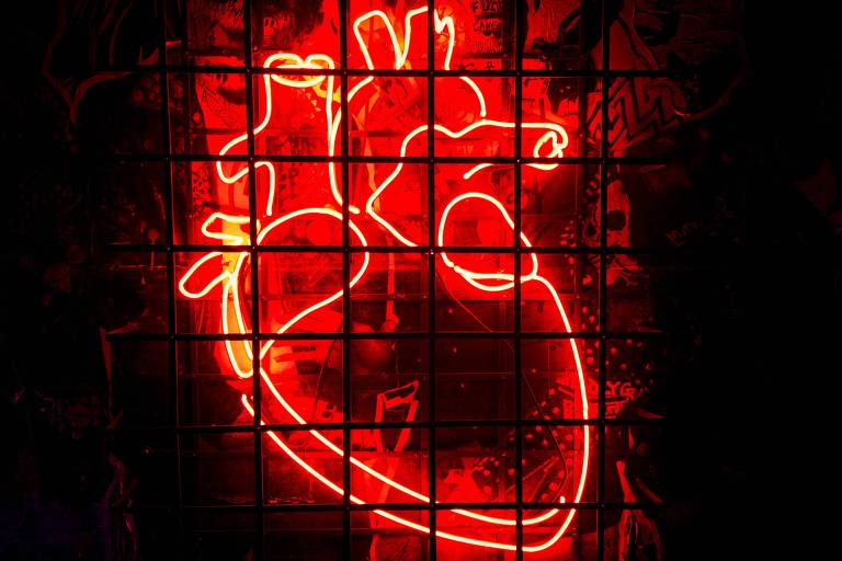 Em neon, a ilustração de um coração 