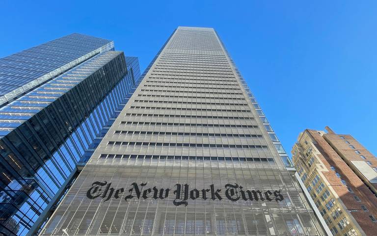 Imagem mostra edifício ao centro em cujo letreiro está escrito "The New York Times"