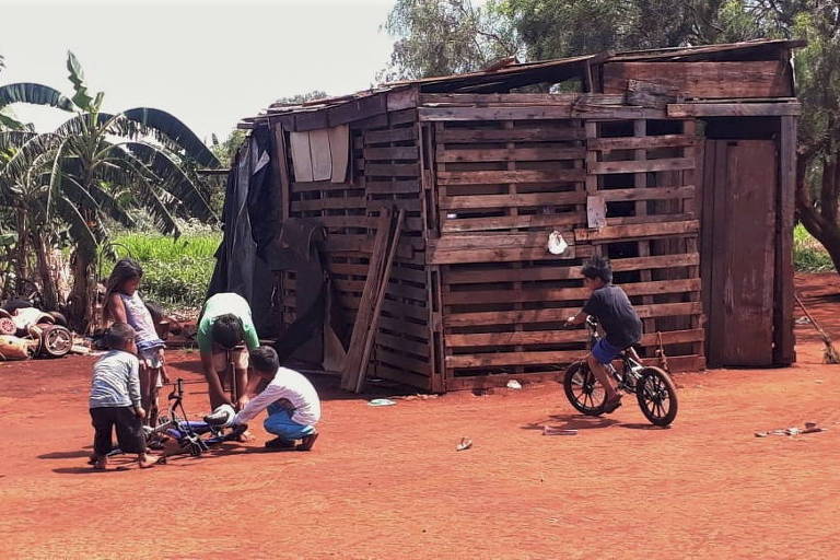 Imagem mostra crianças brincando em aldeia em Dourados (MS)