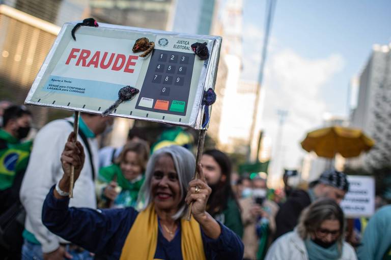 Bolsonaro afirmou que o hacker teve acesso ao código-fonte e senhas de acesso ao sistema do TSE e poderia ter fraudado as eleições de 2018; a declaração foi desmentida pelo delegado Victor Campos, responsável pela investigação na PF, que não encontrou indícios de que a ação pudesse ter resultado em manipulação de votos, fraude ou problemas na integridade das urnas