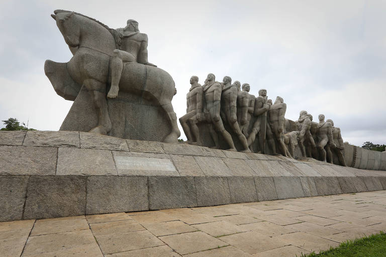 Monumento às Bandeiras