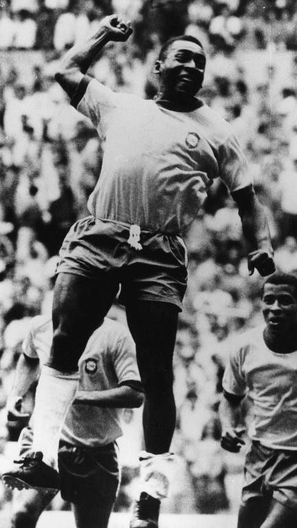 O atacante Pelé comemora seu gol na vitória da seleção brasileira contra a Tchecoslováquia, por 4 a 1, no estádio Jalisco, em jogo válido pela primeira fase da Copa do Mundo de 1970, em Guadalajara (México)