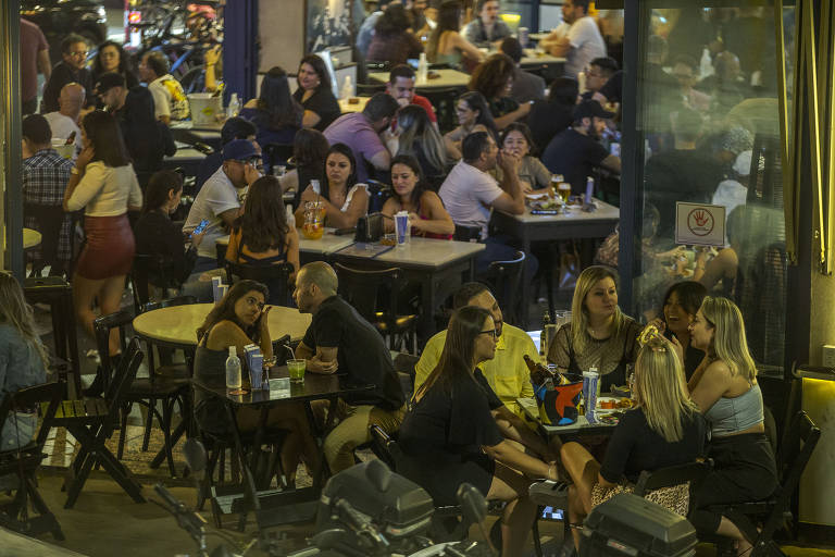 Bar lotado no bairro de Pinheiros, zona oeste da capital, na noite de 21 de agosto, primeiro sábado após fim das restrições impostas pelo governo do estado por causa da Covid-19