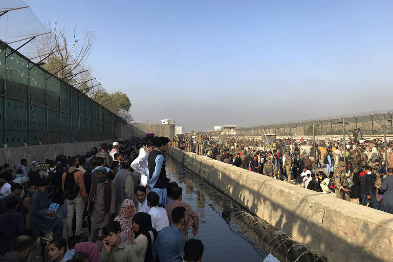 Entre medo e desesperança, afegãos tentam escapar de Cabul sob o Talibã