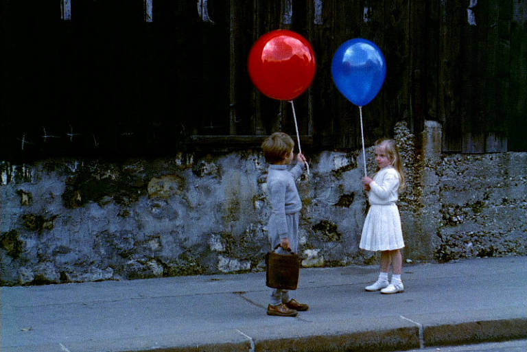 Cena do filme "O Balão Vermelho" (1956), de Albert Lamorisse
