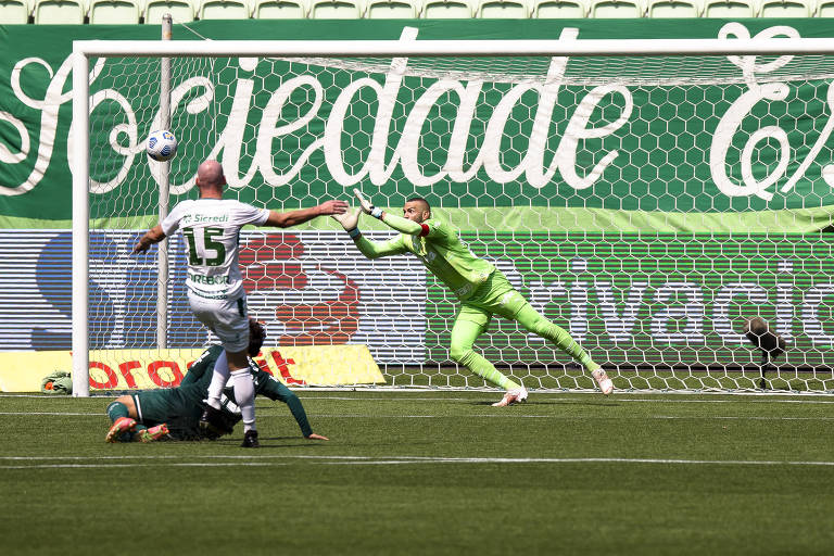 Uillian Correia chuta para marcar o segundo gol do Cuiabá na vitória sobre o Palmeiras, no Allianz Parque