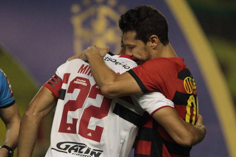 Miranda abraça ex-companheiro Hernanes antes da partida entre São Paulo e Sport pelo Campeonato Brasileiro