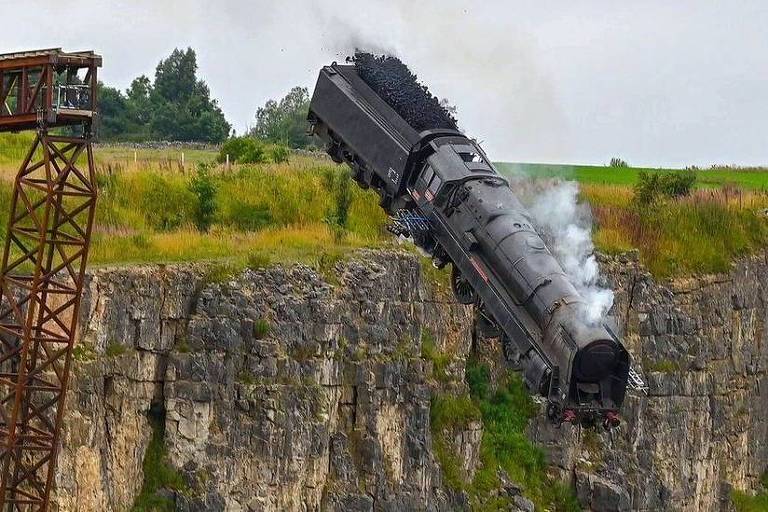 Trem cai de penhasco em cena de filme "Missão: Impossível"