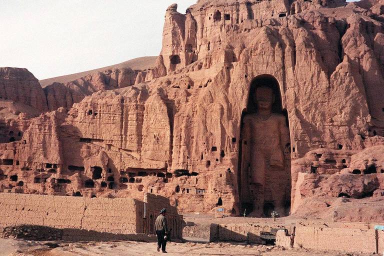 Foto de 1997 mostra os Budas de Bamiã, no Afeganistão