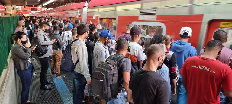 Greve provoca filas e aglomeração em estações de trem de São Paulo