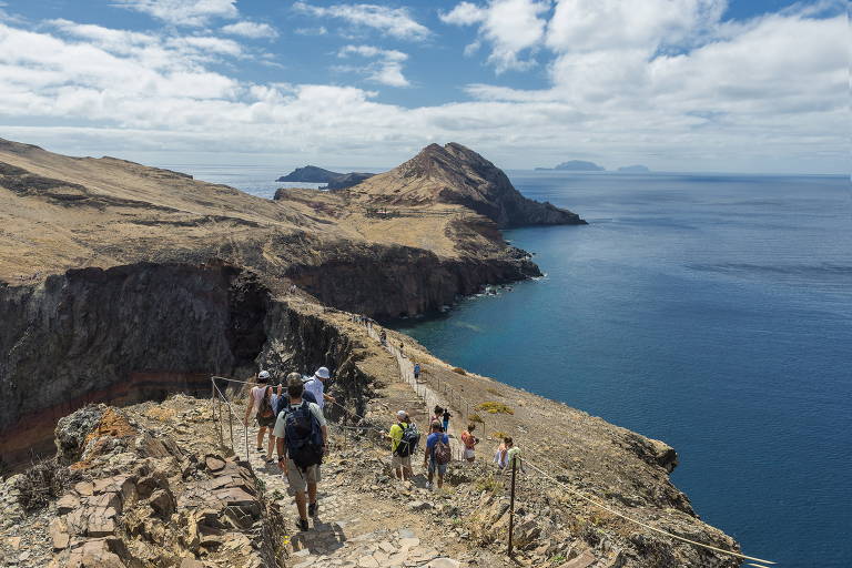 Turistas caminham por montanha ao lado do mar, na Vereda da Ponta de São Lourenço, na Ilha da Madeira