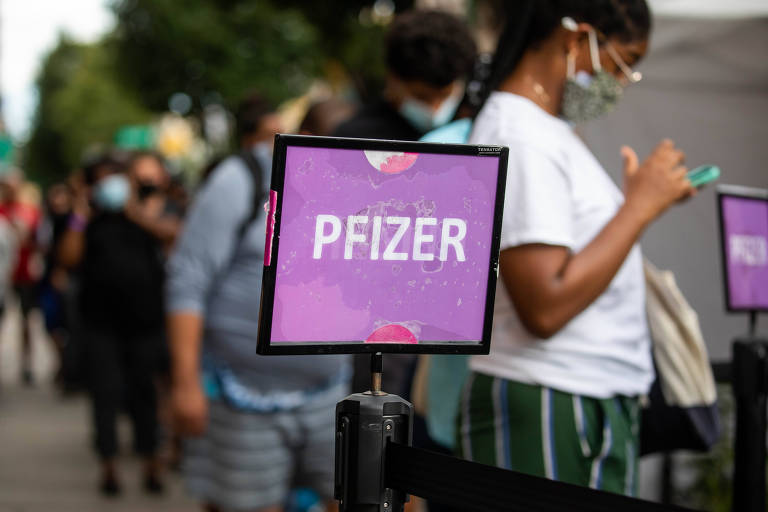 Público aguarda para receber dose da vacina contra a covid-19 no bairro do Brooklyn, em Nova York; o imunizante da Pfizer-BioNTech recebeu a aprovação definitiva da autoridade sanitária dos Estados Unidos 