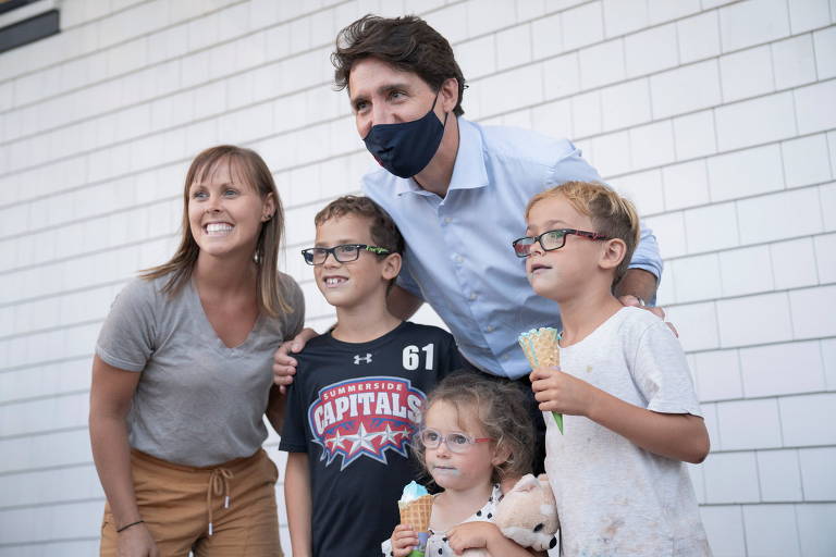 Primeiro-ministro canadense, Justin Trudeau, posa com uma família tomando sorvete