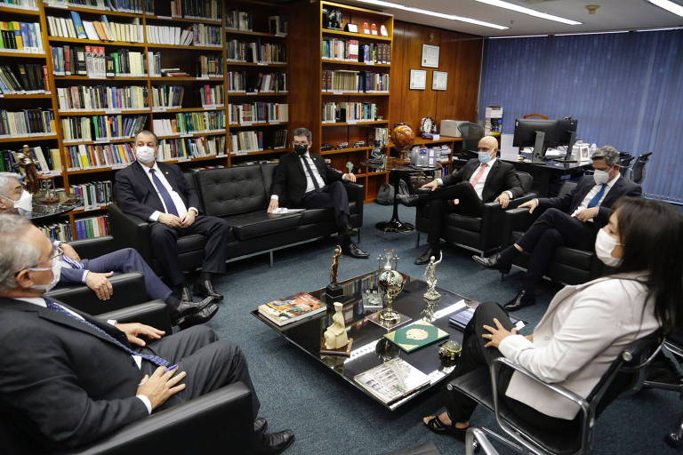 Reunião de senadores com o ministro Alexandre de Moraes no STF; os parlamentares pediram o compartilhamento do inquérito das fake news com a CPI da Covid