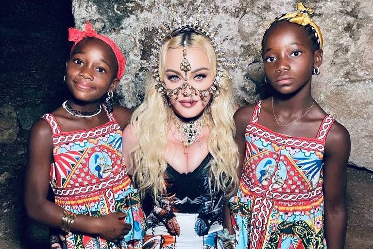 Madonna e as filhas gêmeas Estere e Stella