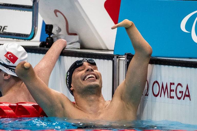 Daniel Dias sorri com expressão de alívio na piscina