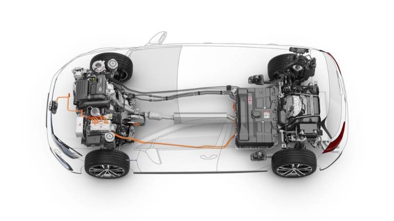 O Golf GTE tem dois motores: um a combustão de 1,4l TSI com 150 cv e um motor elétrico de 75 kW (102cv). Combinados, oferecem potência de 150 kW (204 cv). Se o motor elétrico for a única fonte de força de propulsão, o carro atinge até 130 km/h.