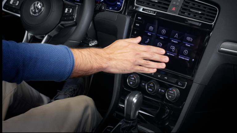 Cada vez mais conectados, carros como o Golf GTE vem com painel de instrumentos totalmente digital, tela sensível ao toque e controle por gestos. O modelo foi lançado no país a R$ 200 mil