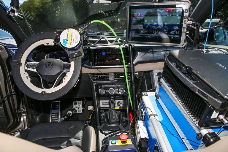 A falta de semicondutores no mercado mundial levou à paralisação da indústria automobilística; ainda hoje, duas das quatro fábricas da Volkswagen operam em apenas um turno